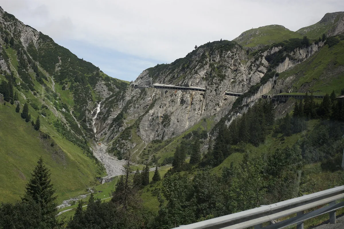 Arlbergpass-Strasse Abzweigung nach Zürs und Lech