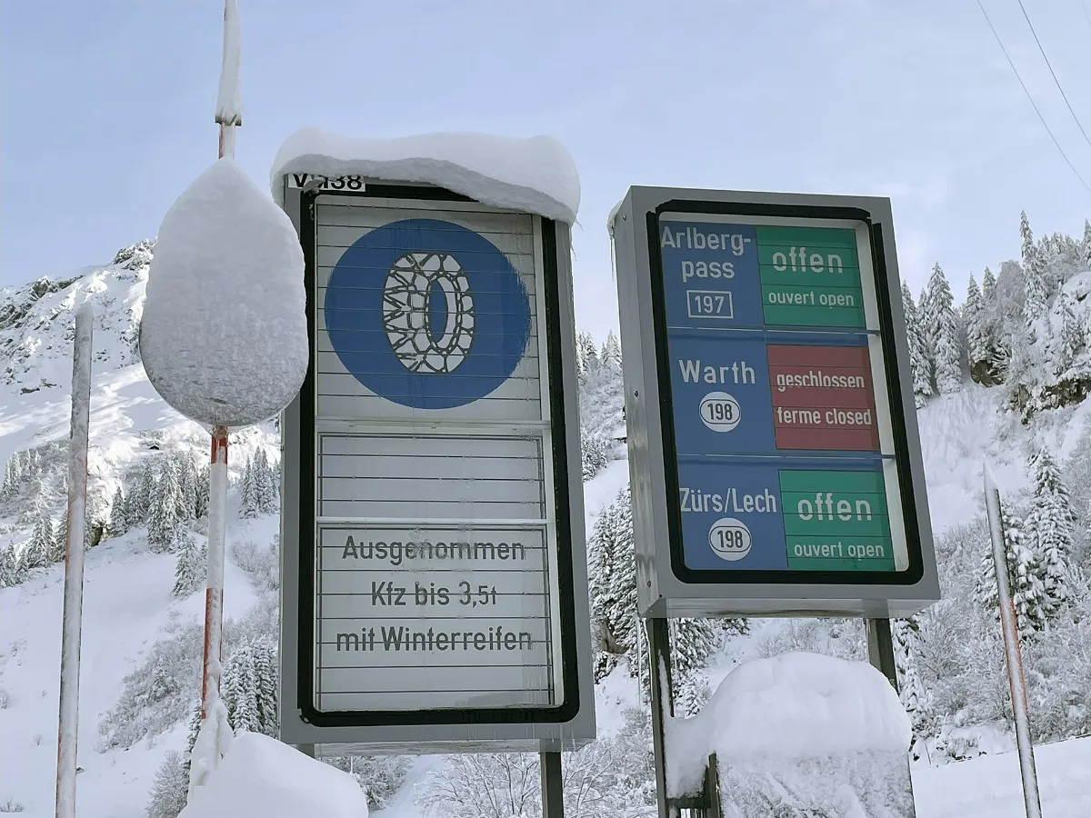 Schneekettenpflicht-Winterausrüstung-Arlbergpass-Langen-am-Arlberg