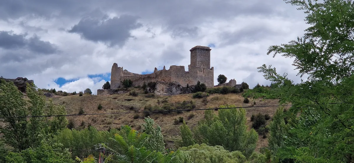 Castillo de Ucero desde la entrada al parque natural del río Lobos