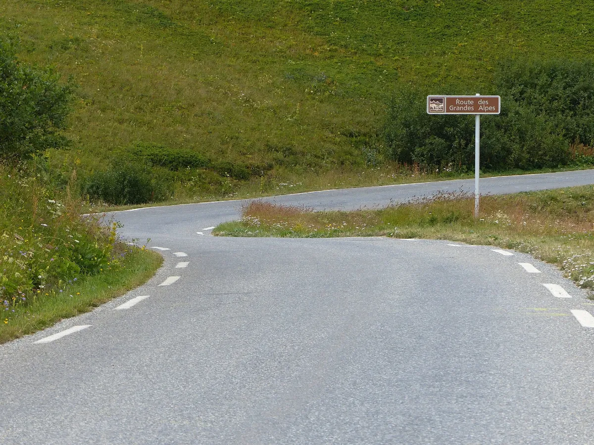 Panneau Route des Grandes Alpes au col du Lautaret 01