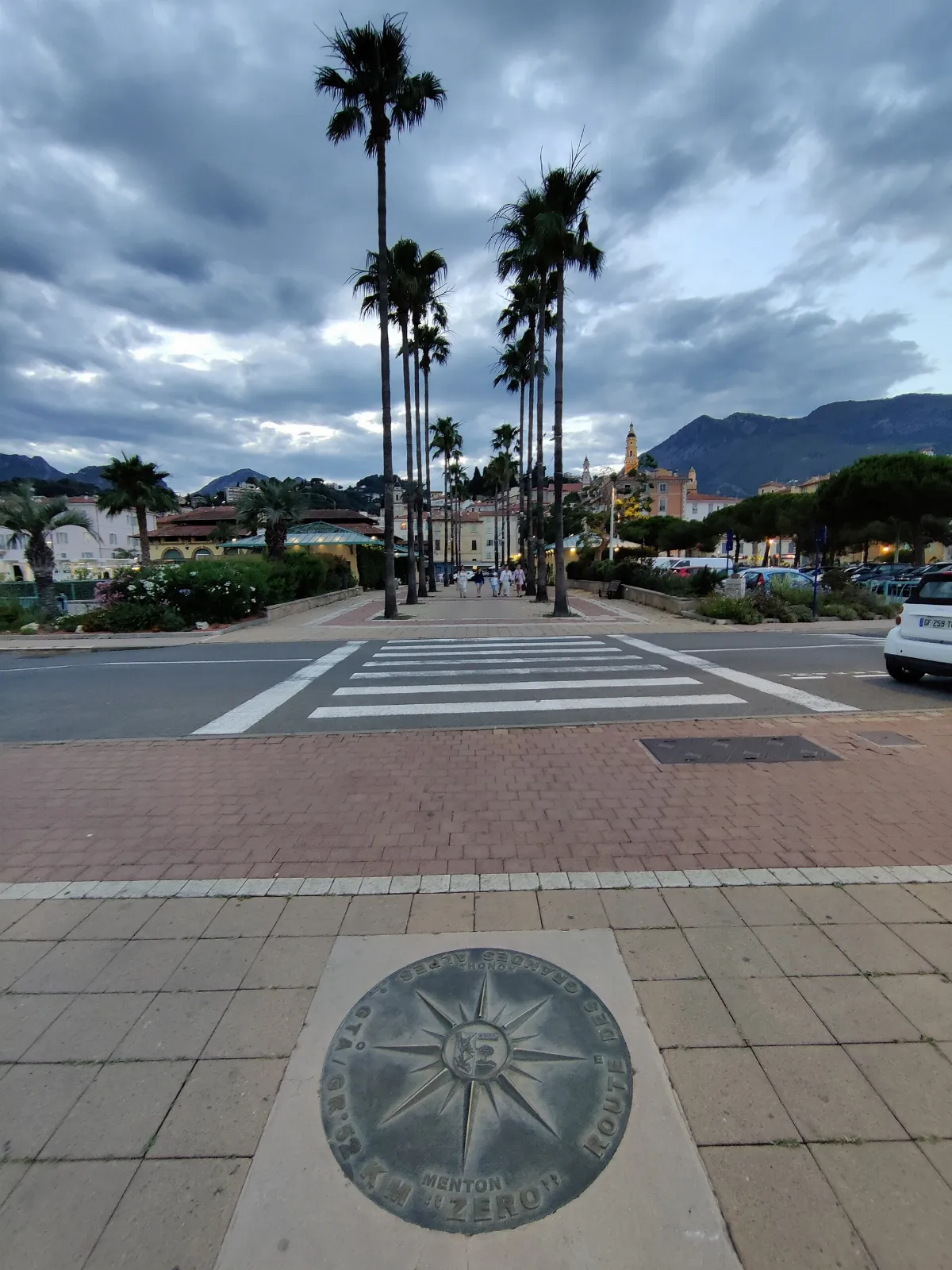 Ausgangs- und Endpunkt Route des Grandes Alpes mit Blick auf Menton und die Seealpen
