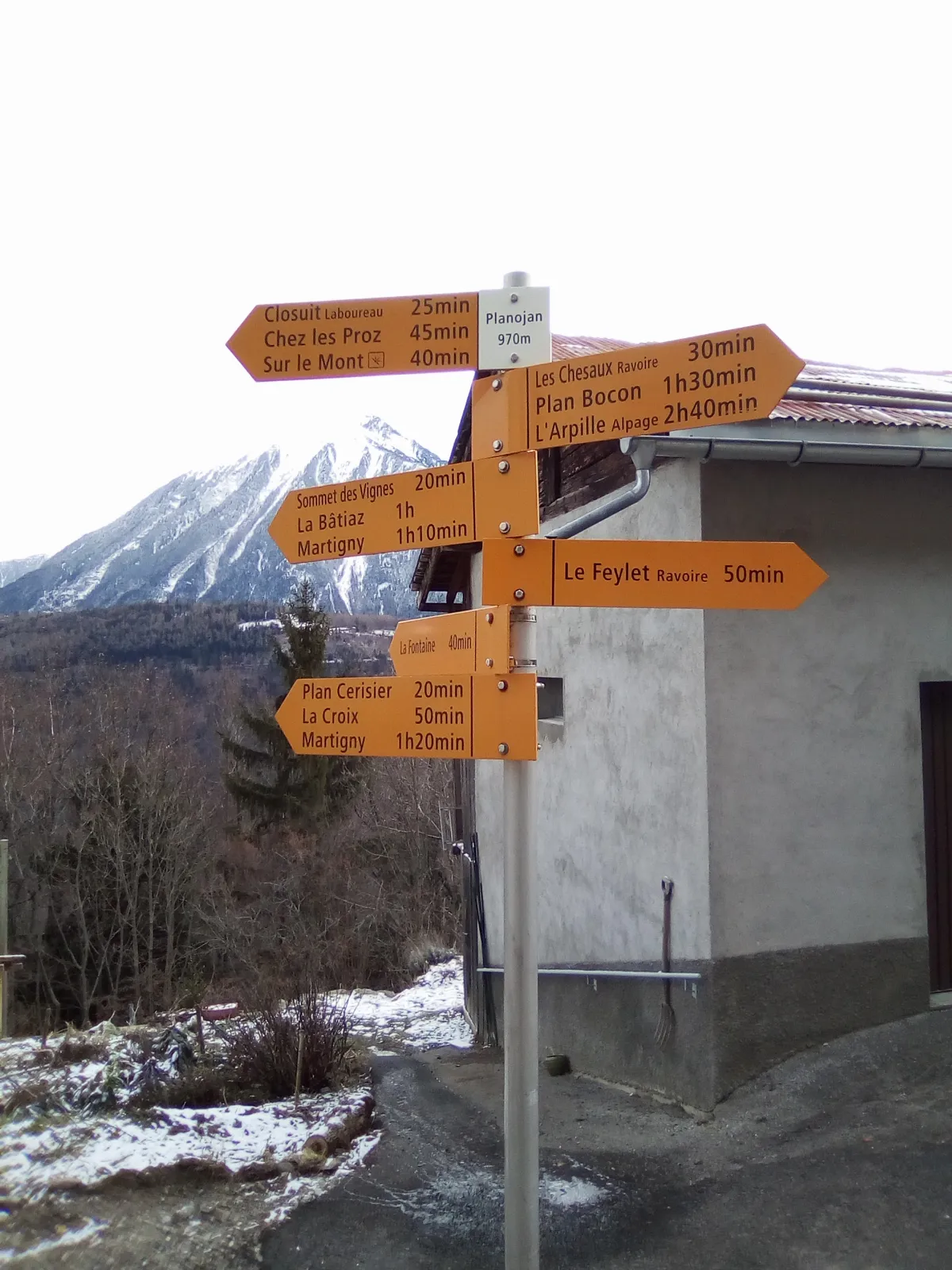 Chemin pédestre - Poteau indicateur - Planojan