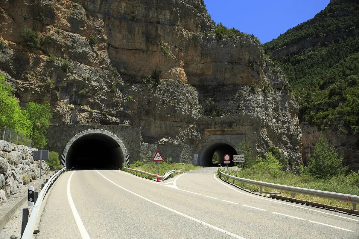 J20 855 Tunnel (alt und neu)