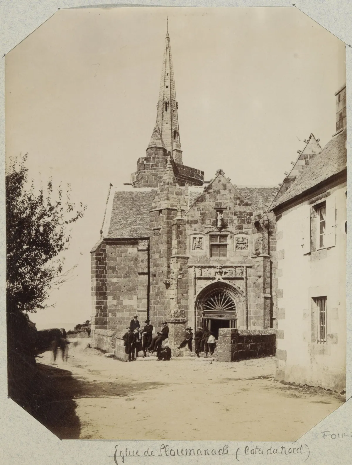 Groep mannen poserend voor de Kapel van de Notre-Dame-de-la-Clarté in Perros Ploumanach, RP-F-F01142-CV
