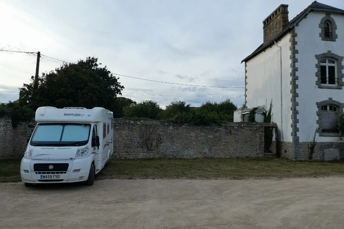 Plouharnel - motorhome parking (48590757637)