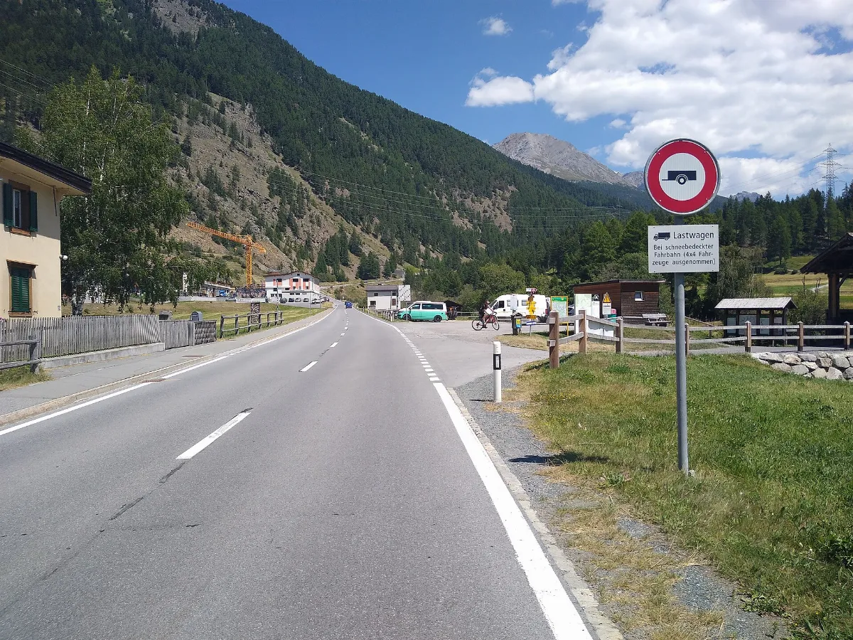 Signal routier suisse 2.09 à Zernez