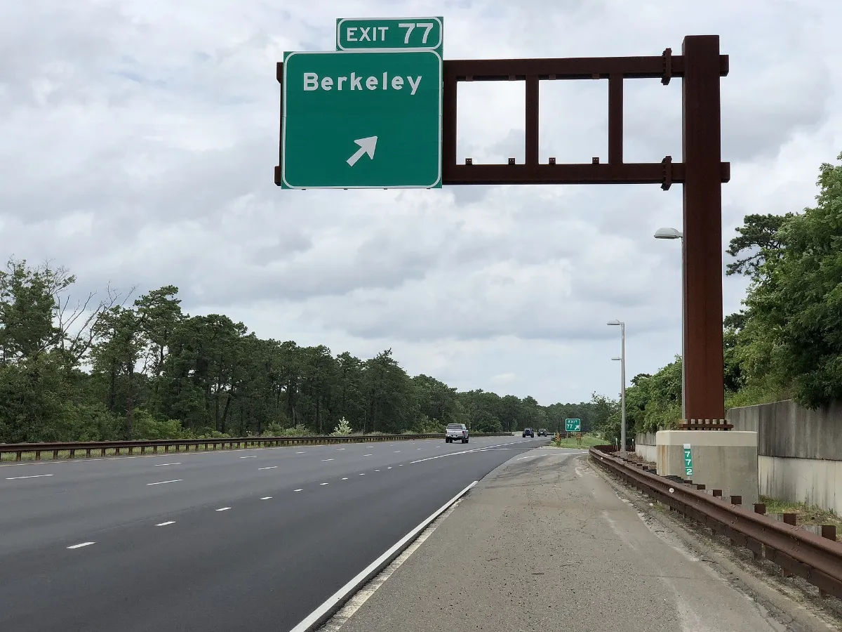 2020-07-11 14 04 41 View north along New Jersey State Route 444 (Garden State Parkway) at Exit 77 (Berkeley) in Berkeley Township, Ocean County, New Jersey