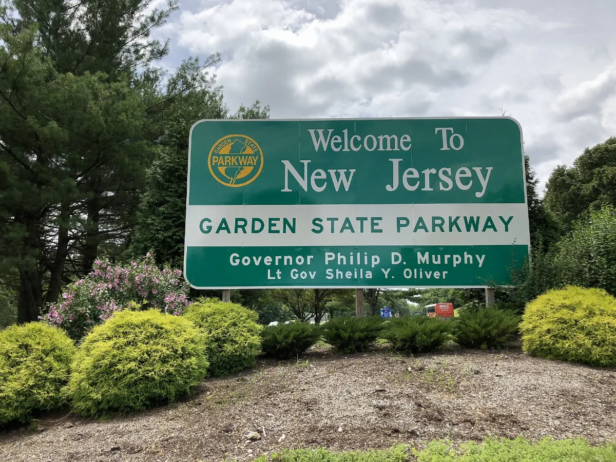 2018-07-21 13 25 04 "Welcome to New Jersey" sign along southbound New Jersey State Route 444 (Garden State Parkway) entering Montvale, Bergen County, New Jersey from Chestnut Ridge, Ramapo, Rockland County, New York