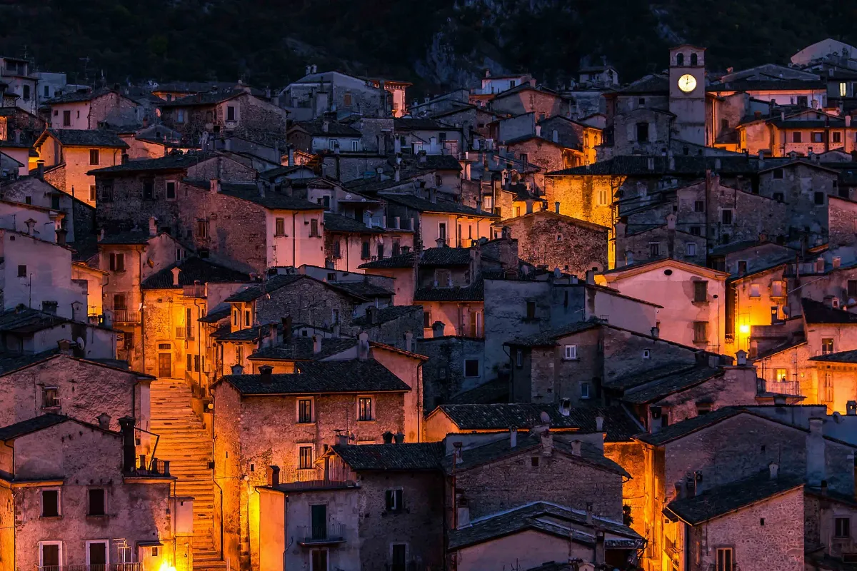 Arriva la sera e Scanno si accende