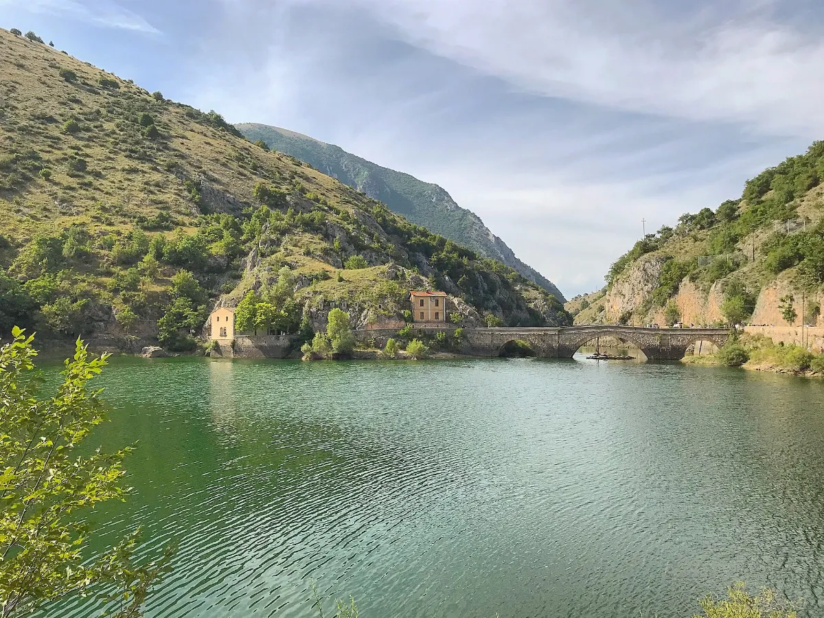 Il santuario e il lago di San Domenico