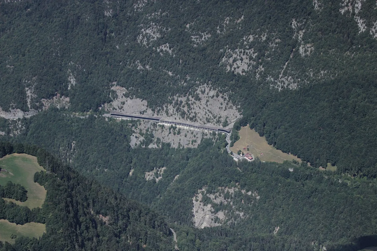 Tunnel at Grands Rochers (29818807467)