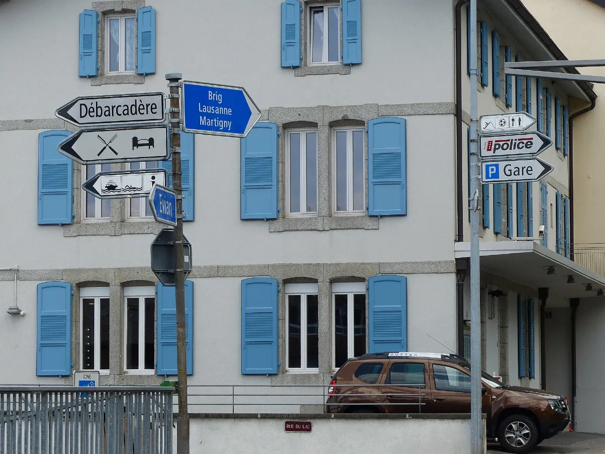 Panneaux routiers d'indication suisses, avec nombreux idéogrammes