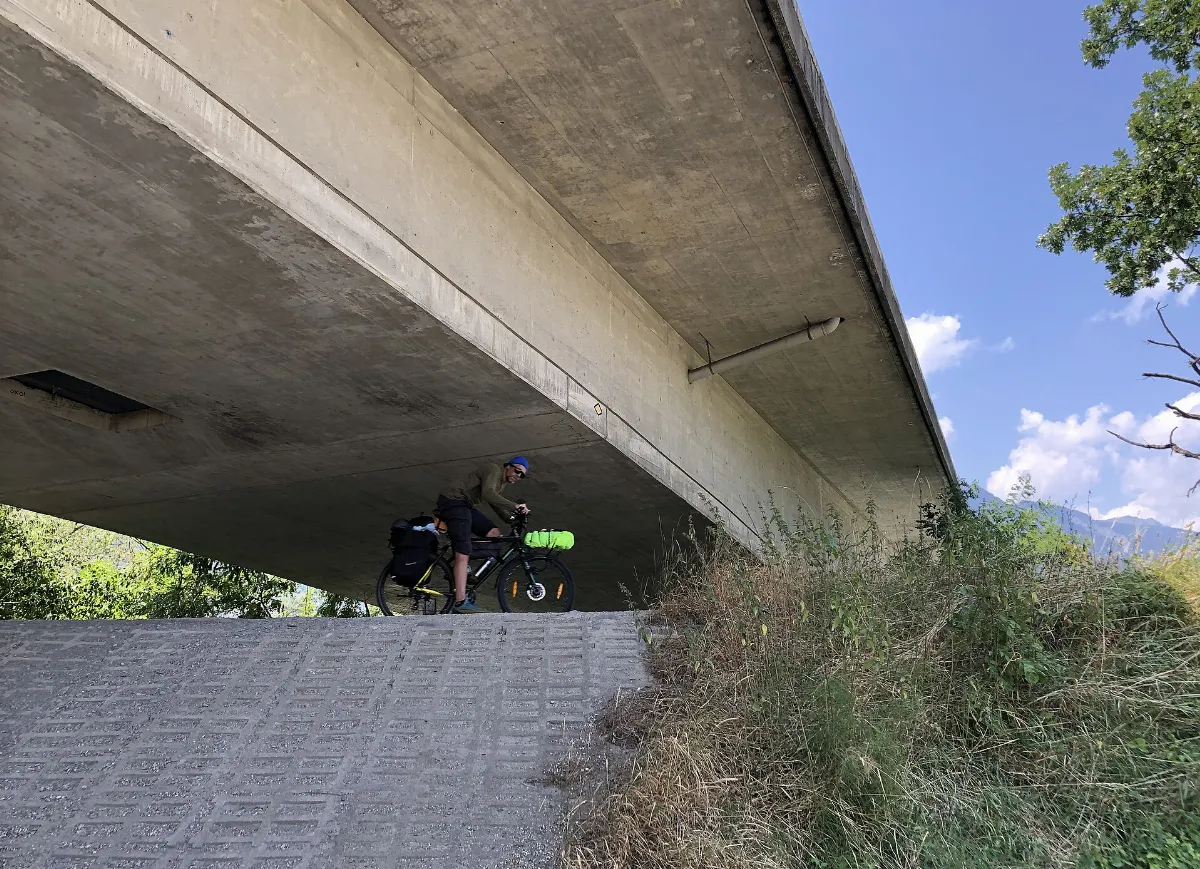 Pont routier Bex-Massongex sur le Rhône – chemin pedestre et véloroute sur la digue du Rhône (2026)