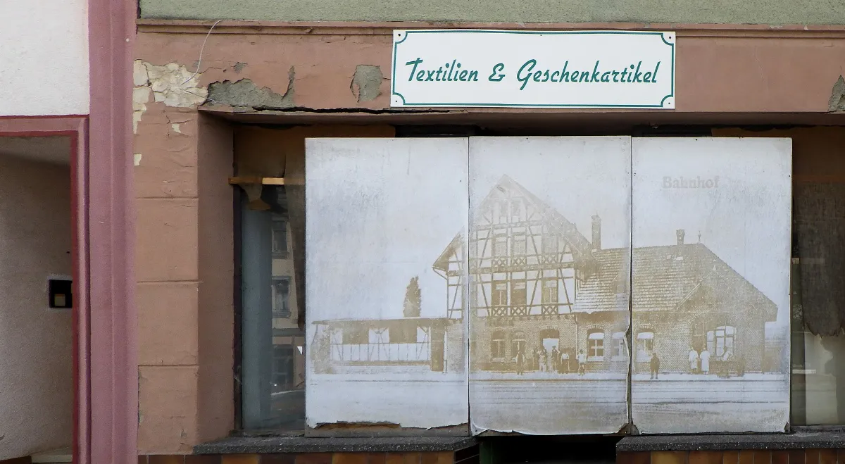 Geisa24 Bahnhofsfoto in Schaufensterruine am Marktplatz