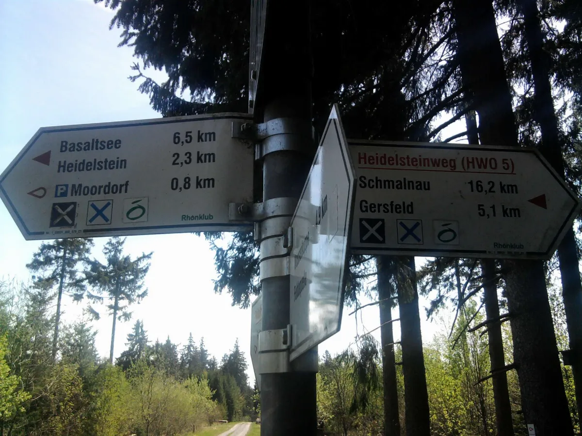 Wegweiser zwischen Rotem Moor und Gersfeld (Gersfeld 5,1 km)
