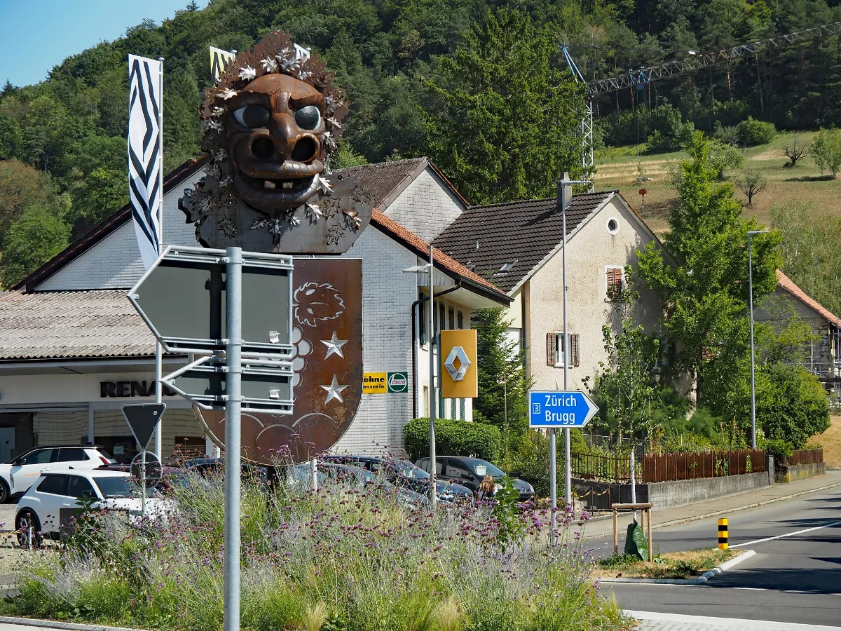 Kreisel in Effingen, Böztal, mit Figur «Stechpälmer» (Daniel Schwarz 2026)