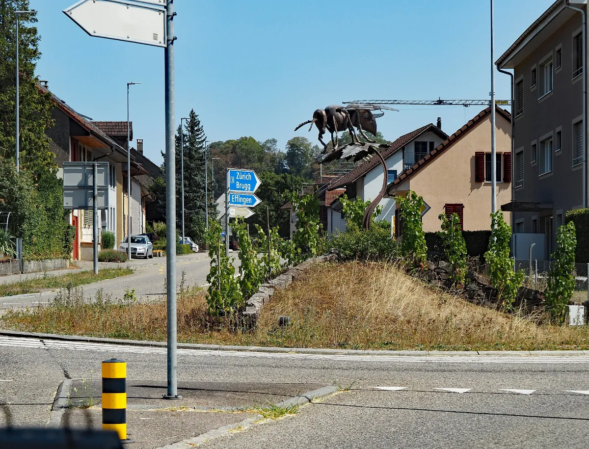 Kreisel in Hornussen (Hauptstrasse 3) mit Hornusse als Kunstwerk (Daniel Schwarz)