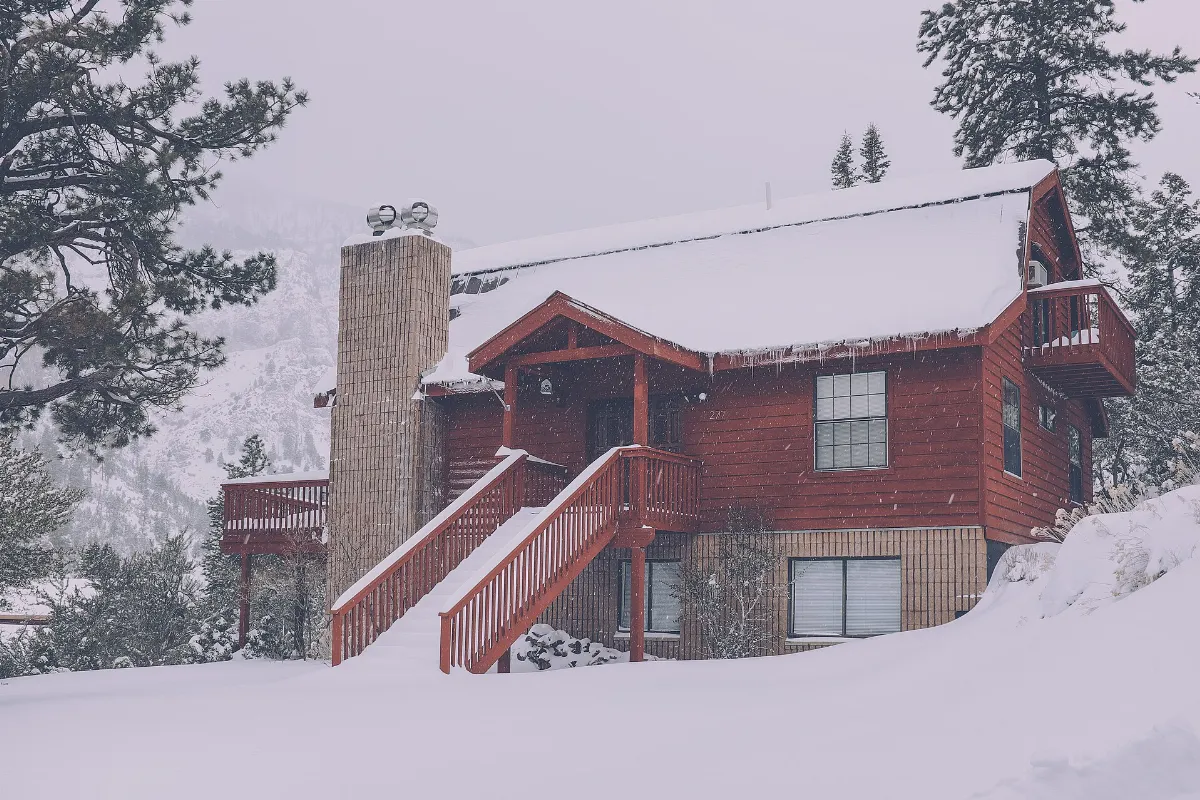 Mount Charleston winter cabin (Unsplash)