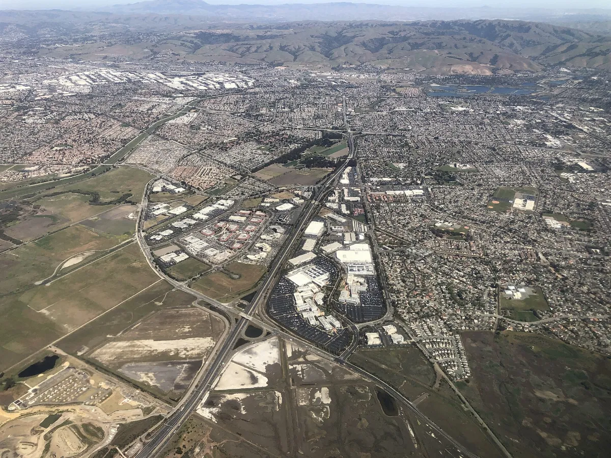 2022-03-24 20 24 30 UTC minus 7 View northeast from an airplane along California State Route 84 as it crosses Fremont, Newark and Union City in Alameda County, California