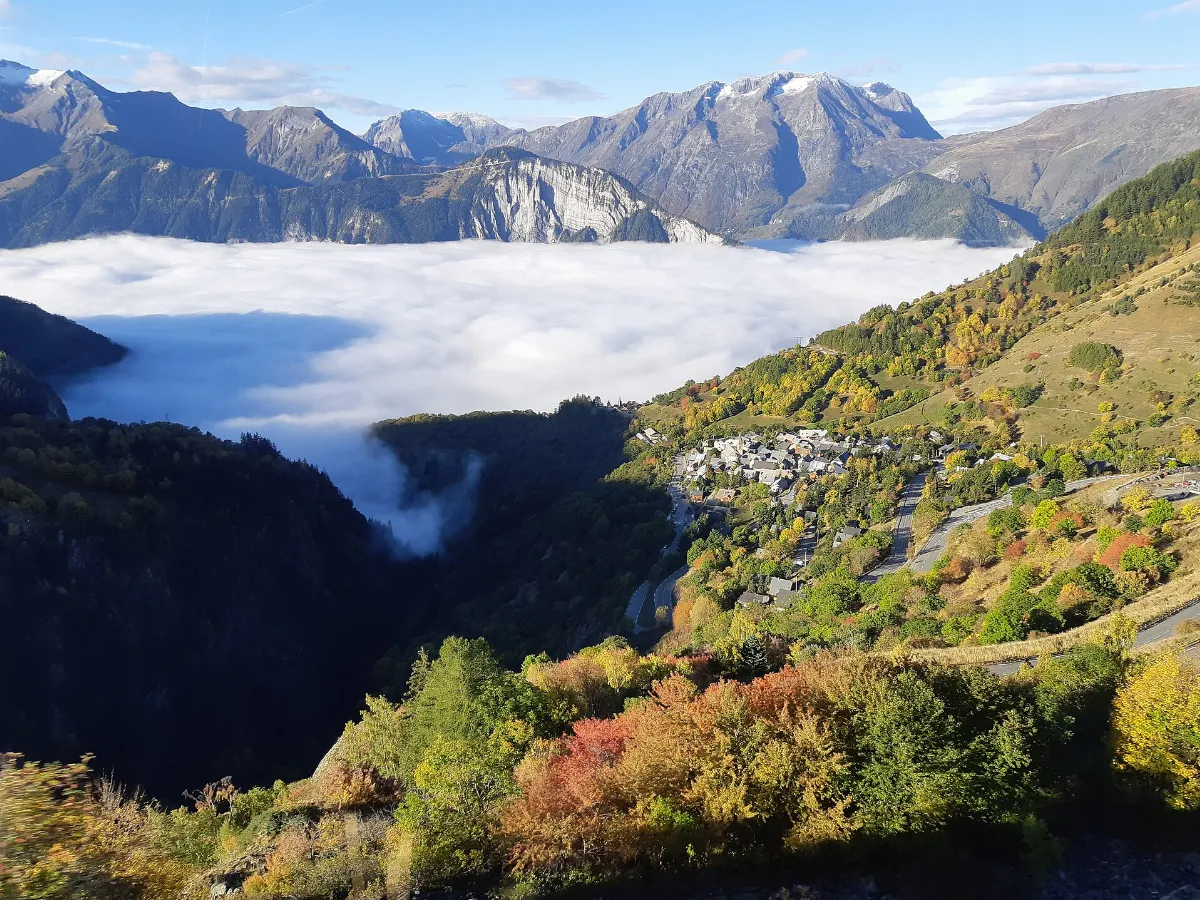 Village d'Huez surplombant une mer de nuage