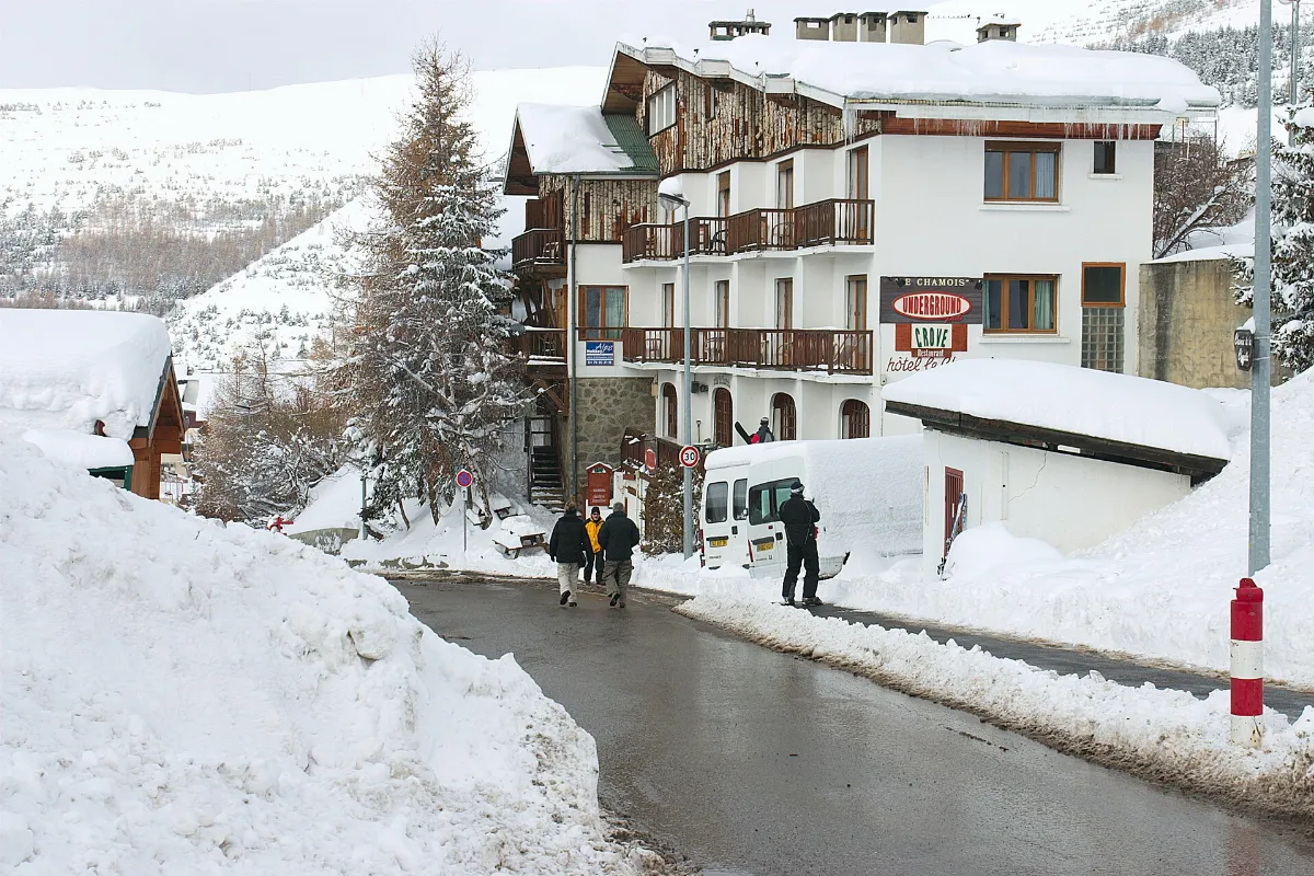 Looking down Chemin de la Chapelle, Alpe d'Huez, 2006