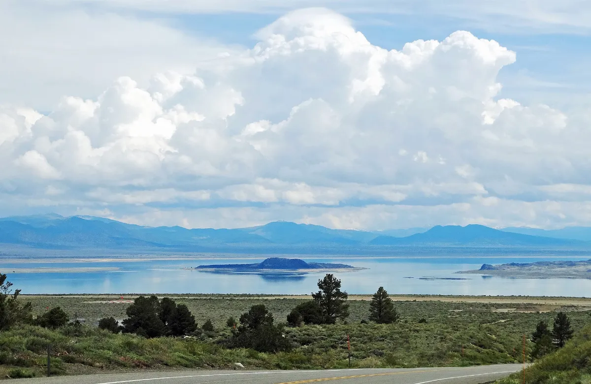 Mono Lake from Tioga Road, CA 2015 (32126987965)