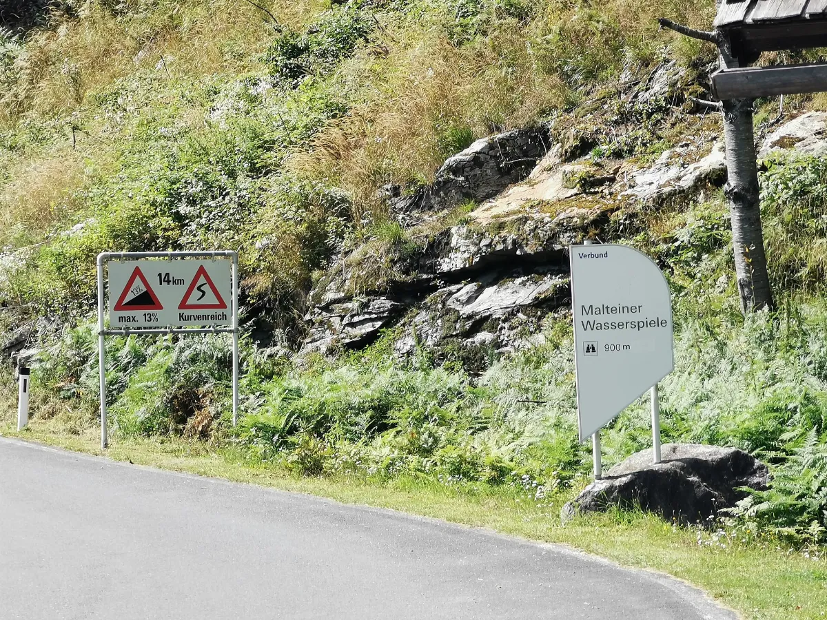 AUT — Land Kärnten — Bezirk Spittal an der Drau — Gemeinde Malta — Brandstatt 35 (Malta-Hochalmstrasse, Schild Wasserspiele) 2021