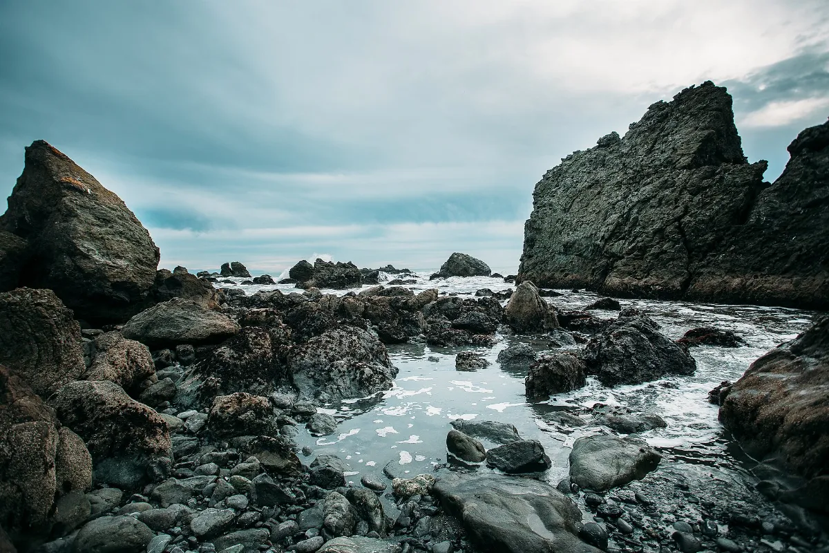 Rocky coastal lagoon (Unsplash)