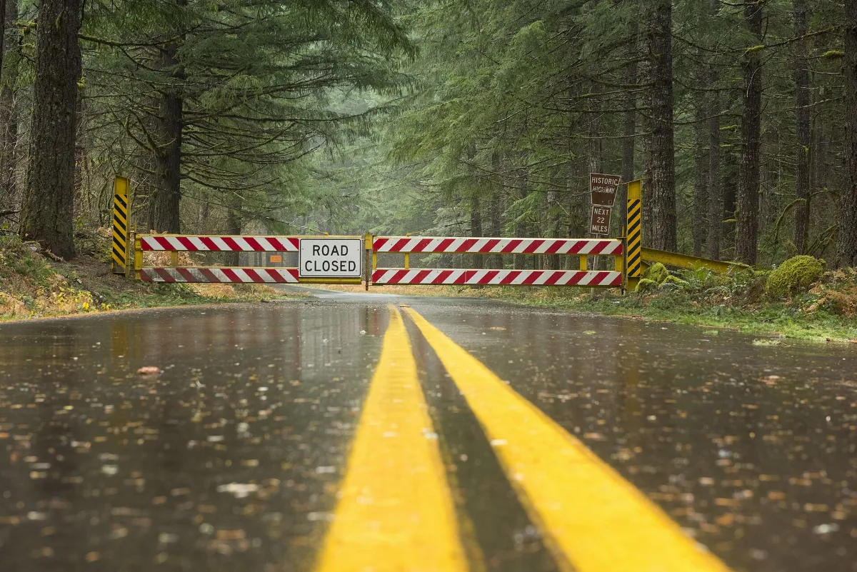 The gates are closed (49097728041)