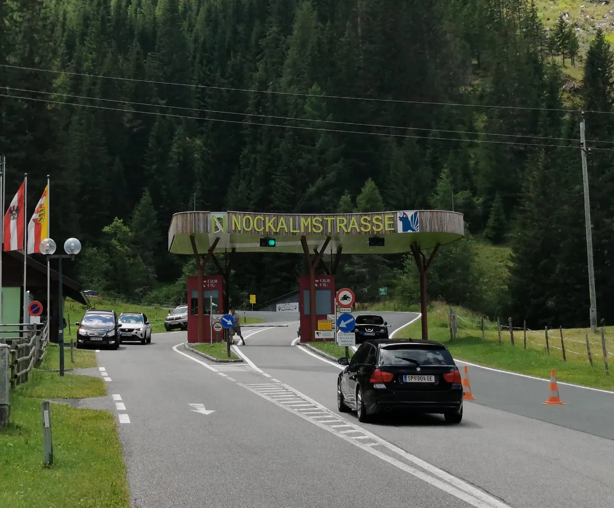 AUT — Bundesland Kärnten — Bezirk Spittal an der Drau — Gemeinde Krems in Kärnten — Innerkrems Nockalmstraße 88 (Portal Mautstrasse) Mattes 2022-07-19