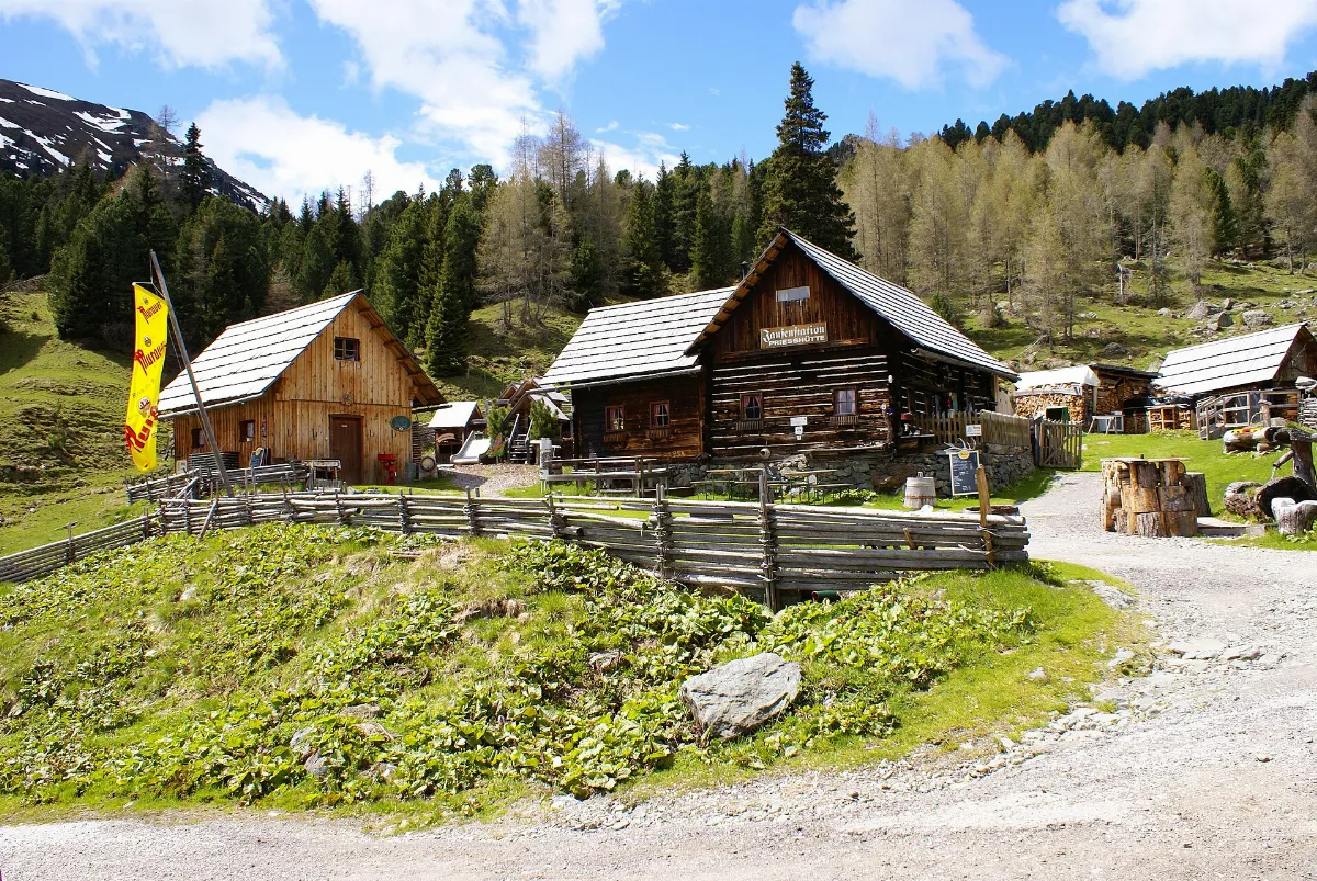 Priesshütte (1.700 m ü.d.M.) an der Nockalmstraße - panoramio