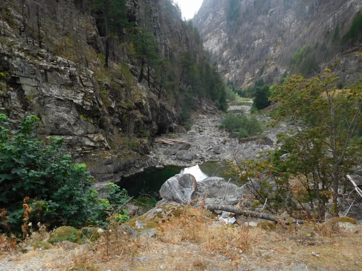 Gorge below Gorge Dam with most of the water diverted into penstocks. (36251759283)