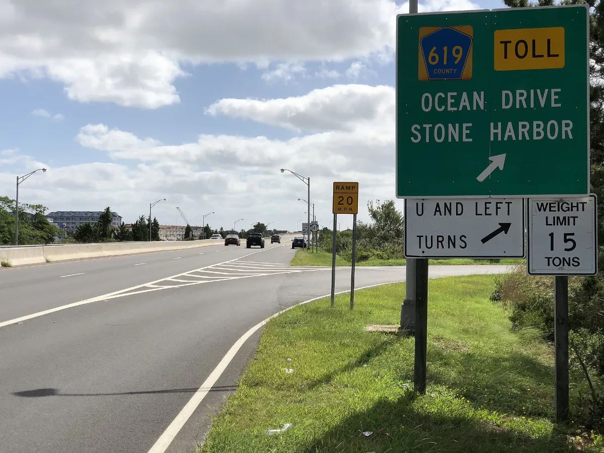 2020-09-12 11 04 18 View east along New Jersey State Route 147 (North Wildwood Boulevard) at the exit for Cape May County Route 619 (Ocean Drive, Stone Harbor) in Middle Township, Cape May County, New Jersey