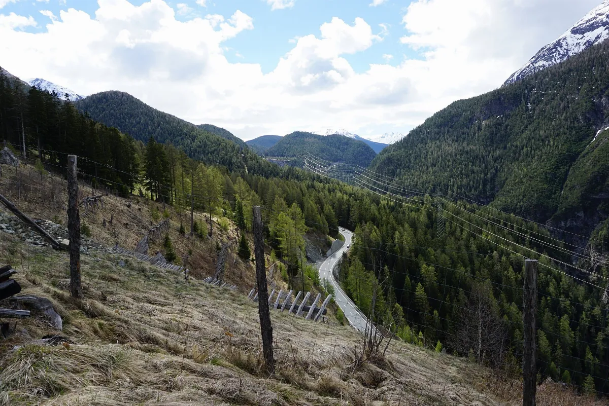 Ofenpass mit Hochspannungsleitung und Lawinenverbau