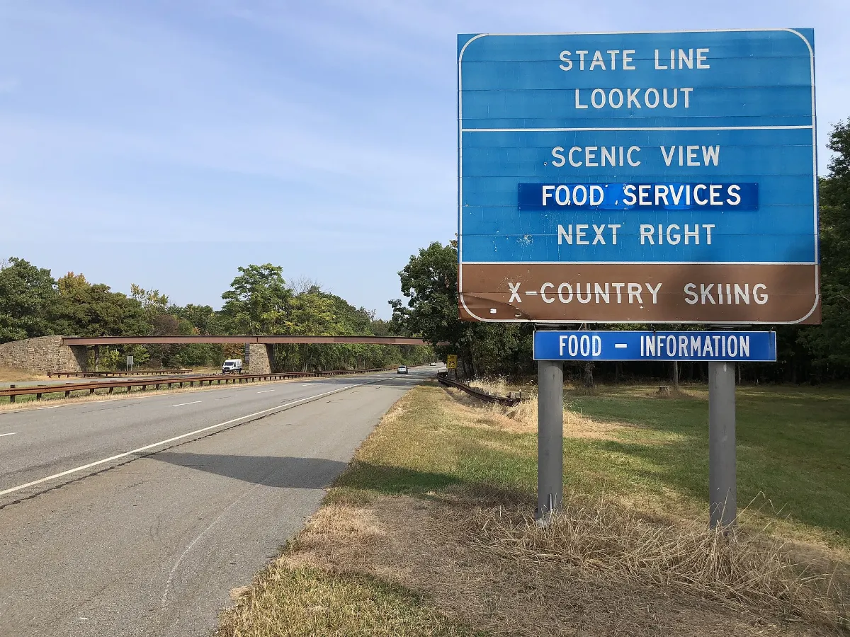 2020-09-25 10 09 10 View north along New Jersey State Route 445 (Palisades Interstate Parkway) at the Stateline Lookout in Alpine, Bergen County, New Jersey
