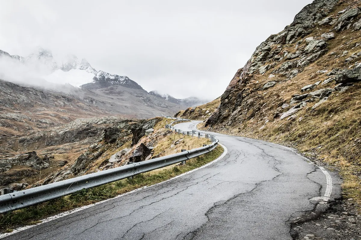 Old mountain road (Unsplash)