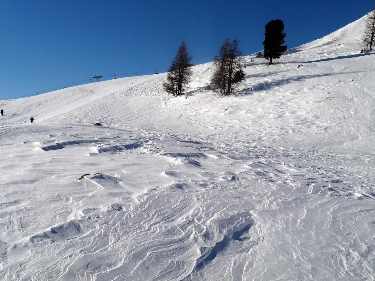 Neve sferzata dal vento sopra il Passo Gardena (3165933455)