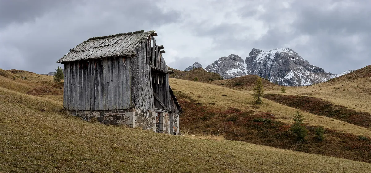 Deteriorated shack at Passo Giau with Dusso, Loschiesuoi and Monte Cernera, Colle Santa Lucia, Veneto, Italy, 2025 September