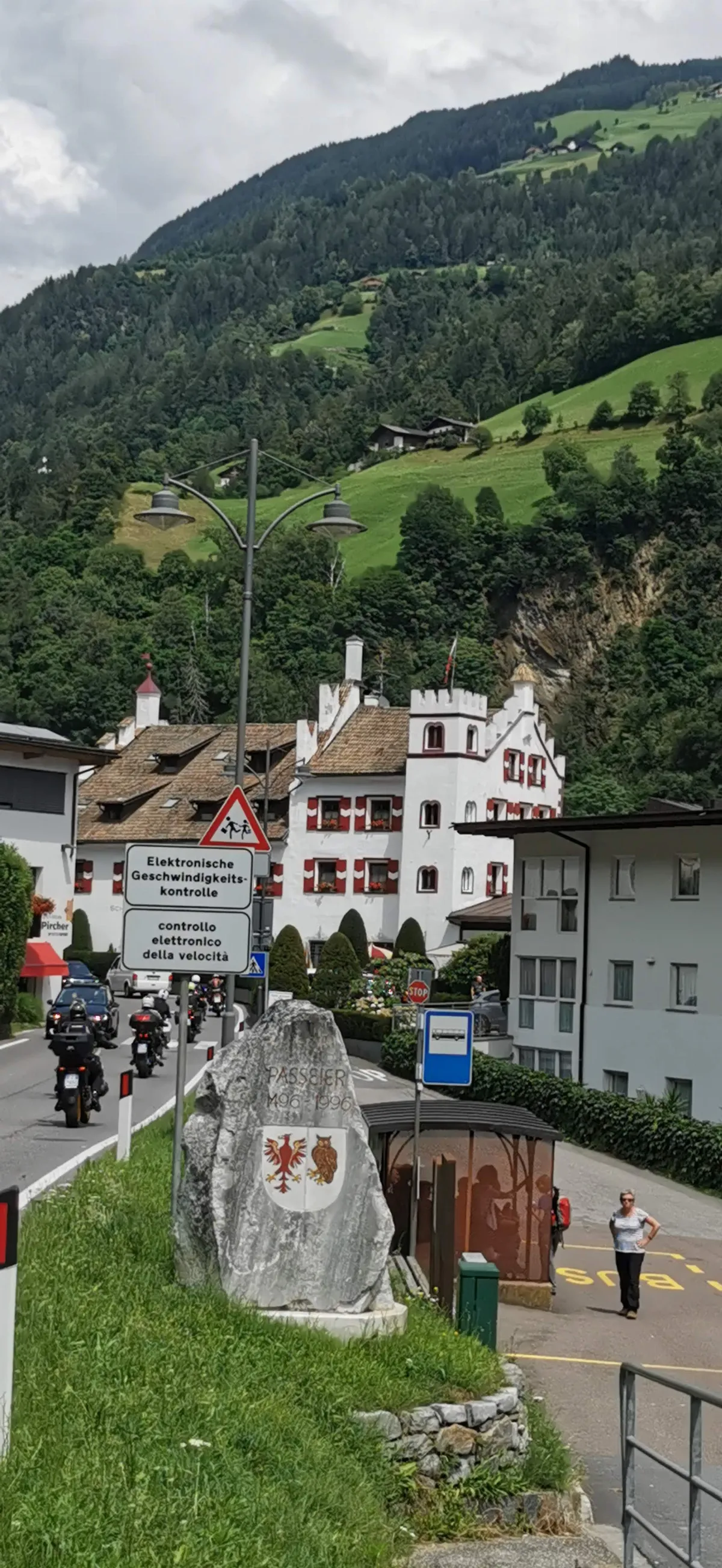 ITA — Region Trentino-Südtirol — Provinz Bozen–Südtirol — Bezirksgemeinschaft Burggrafenamt — Gde. St. Martin in Passeier — Saltaus — ... (Schriftzug "Passeier 1496—1996”) 2024-07-13 Mattes