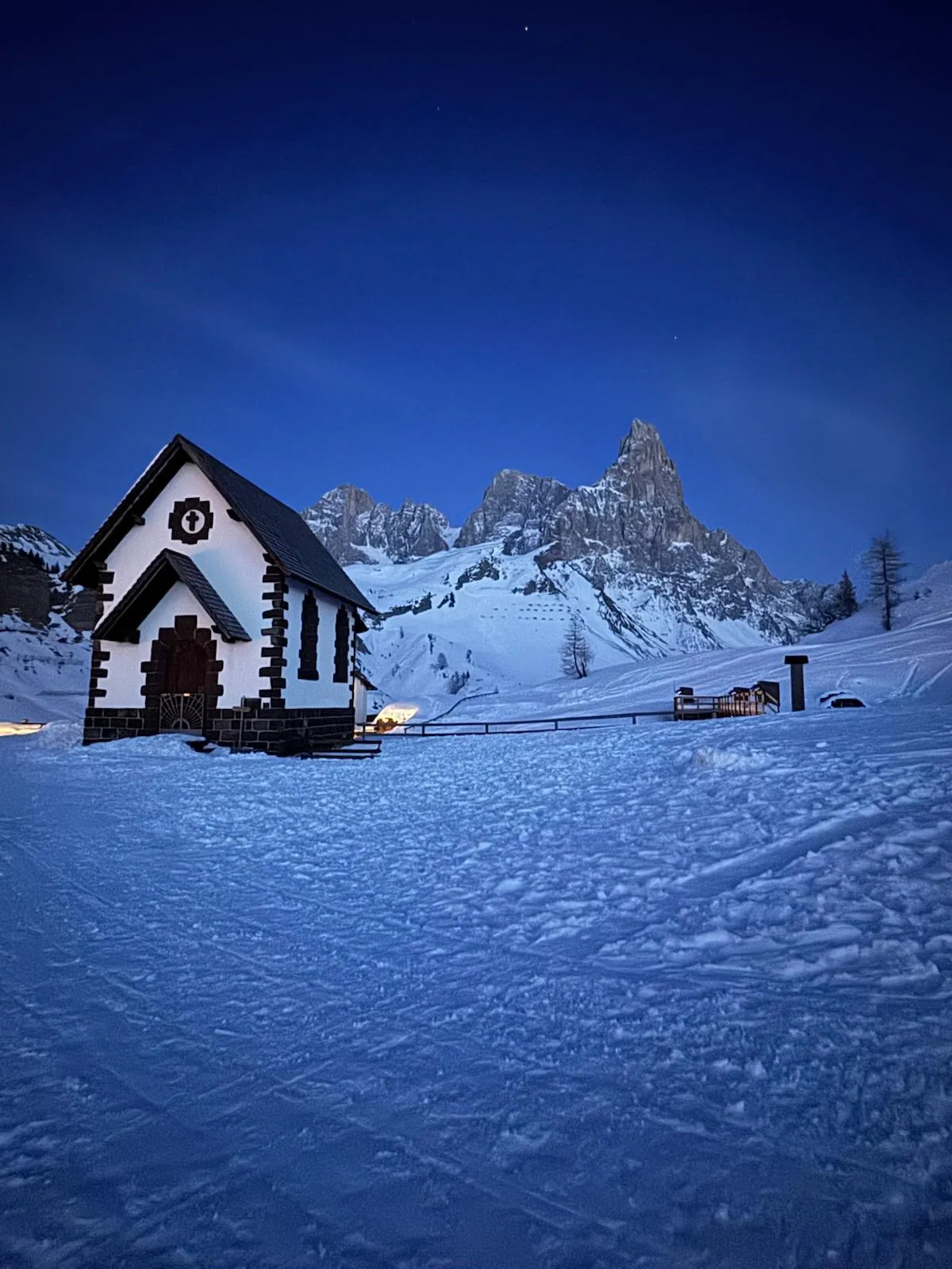 Chiesa di Passo Rolle affacciata sulle Pale di San Martino