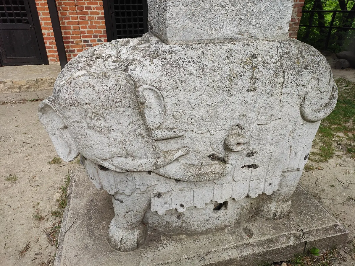 Obelisk se słoniem, Pustelnia Bł. Salomei, Polsko 02