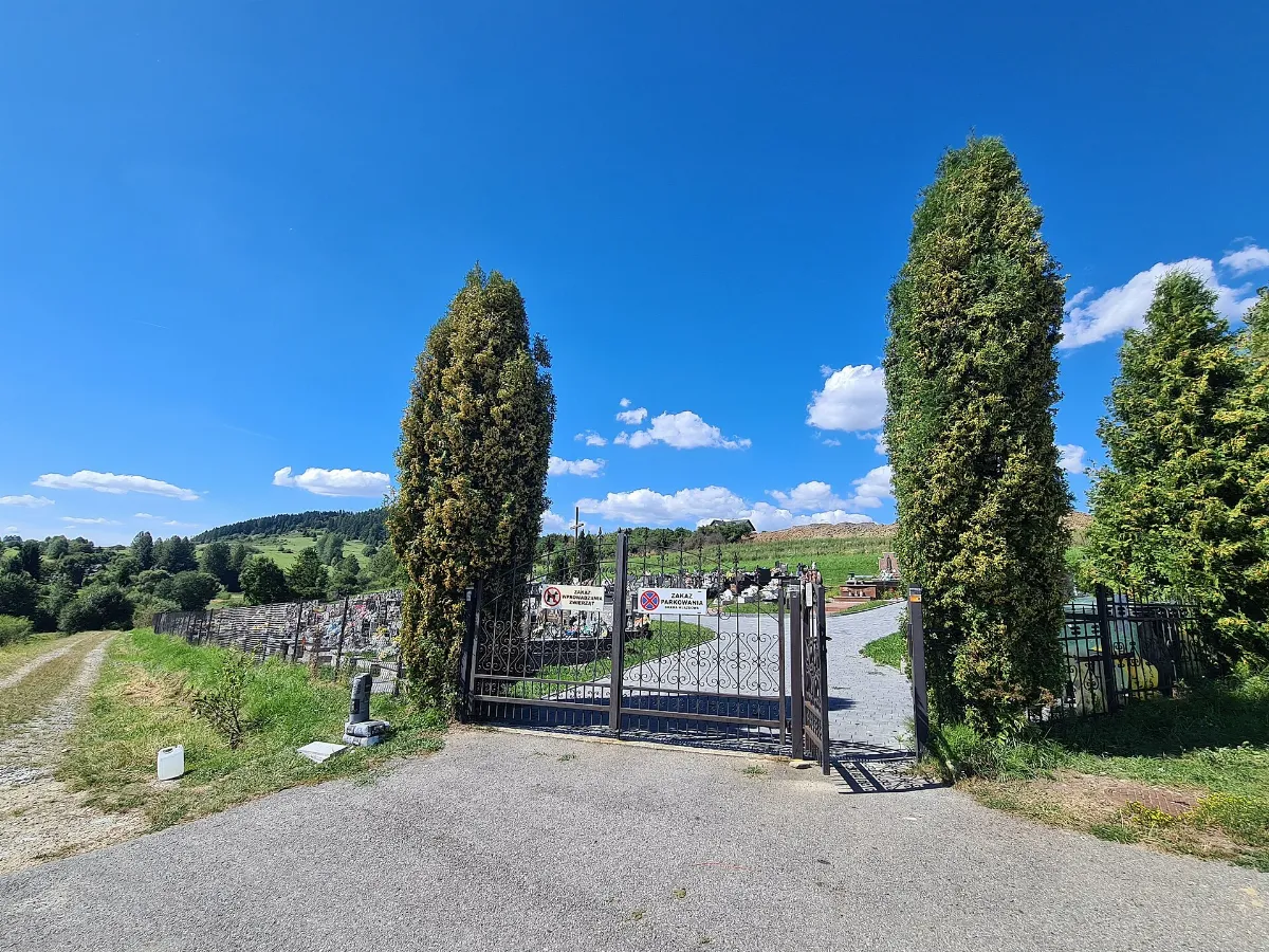 Cemetery in Krośnica - entrance gate