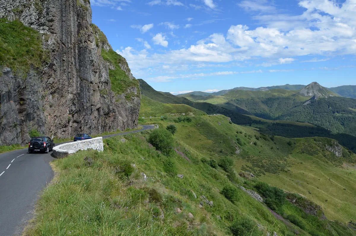 Route-de-la-vallée-de-la-Jordanne-vers-le-Puy-Mary-DSC3-040