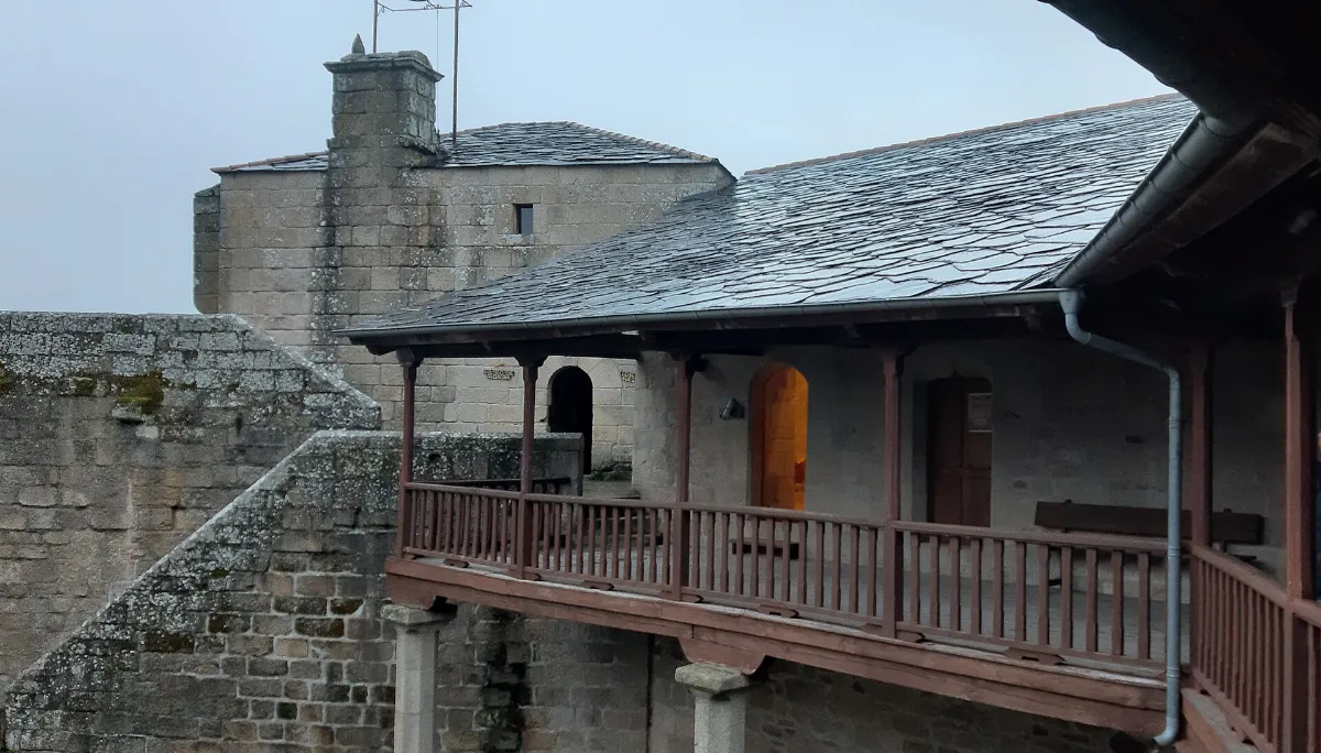 Interior do castelo de Castro Caldelas (2)