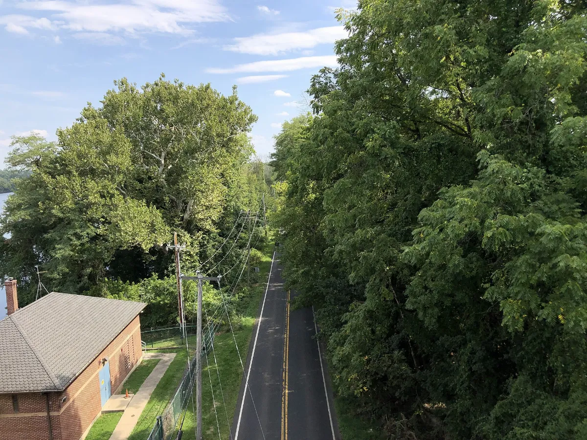 2022-09-19 13 53 21 View south along Pennsylvania State Route 32 (River Road) from the overpass for the rail line just south of Kathy Drive in Lower Makefield Township, Bucks County, Pennsylvania