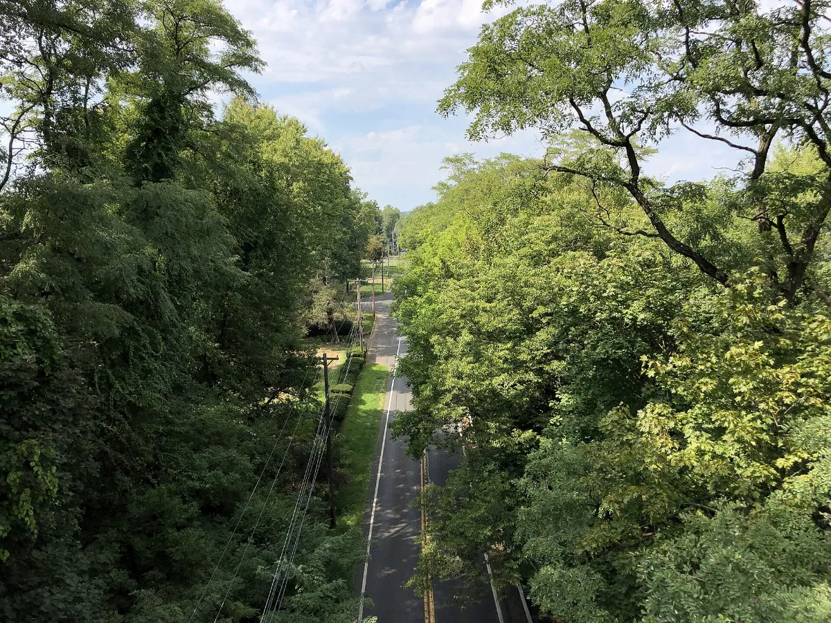 2022-09-19 13 53 31 View north along Pennsylvania State Route 32 (River Road) from the overpass for the rail line just south of Kathy Drive in Lower Makefield Township, Bucks County, Pennsylvania