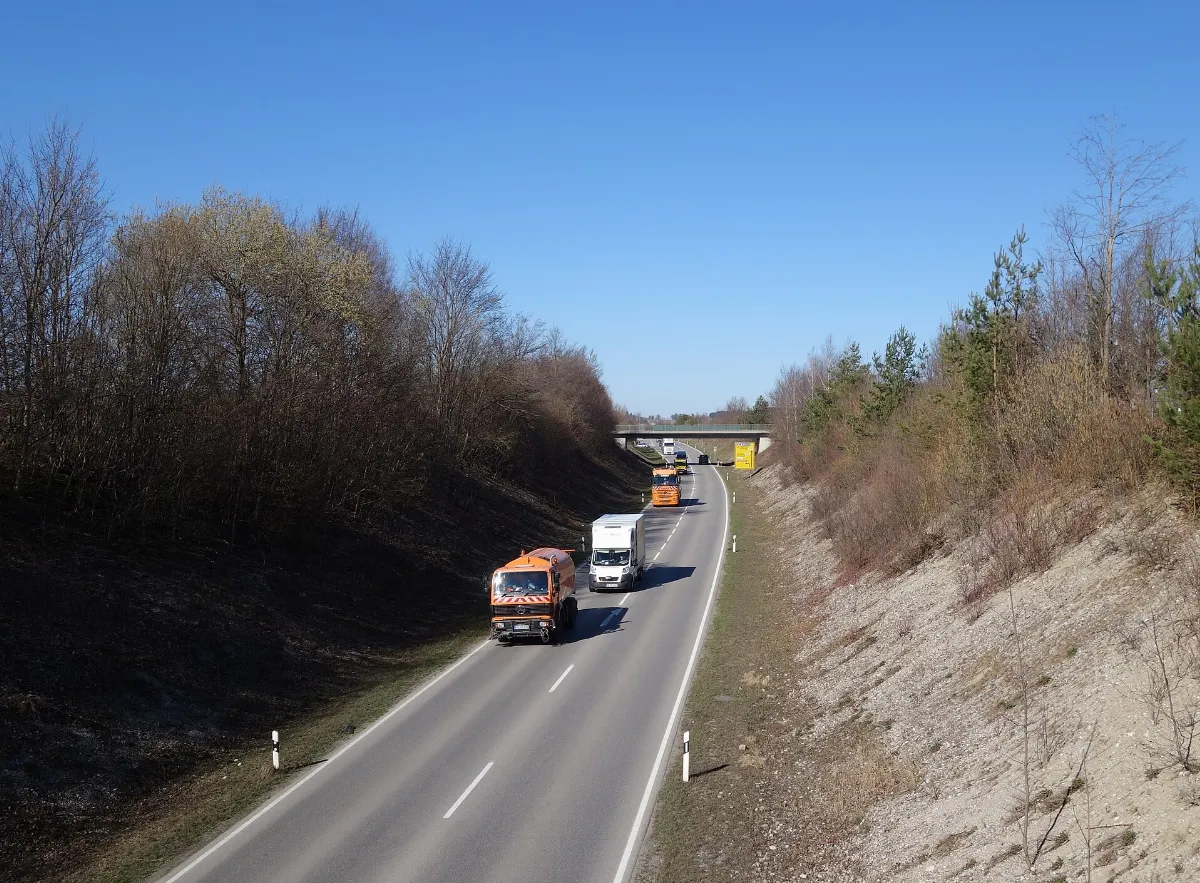 Bundesstraße 17 bei Schongau von der Köllenweg-Brücke Richtung Norden