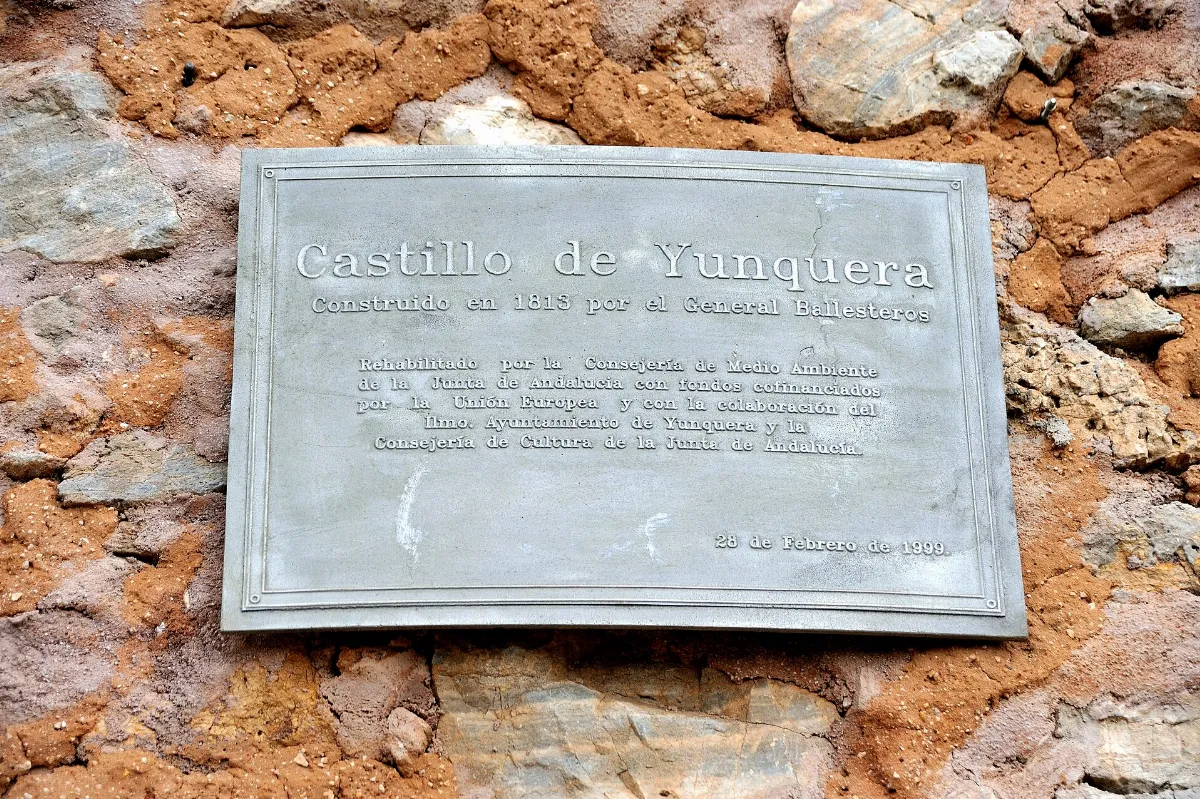 Castillo Torre de Yunquera, provincia de Málaga. Placa colocada en la torre