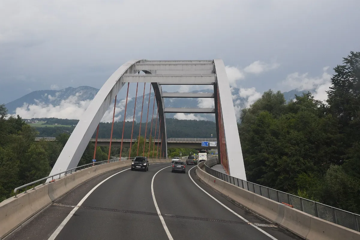 Iron tied arch bridges in Austria Wörgl Loferer Straße 01