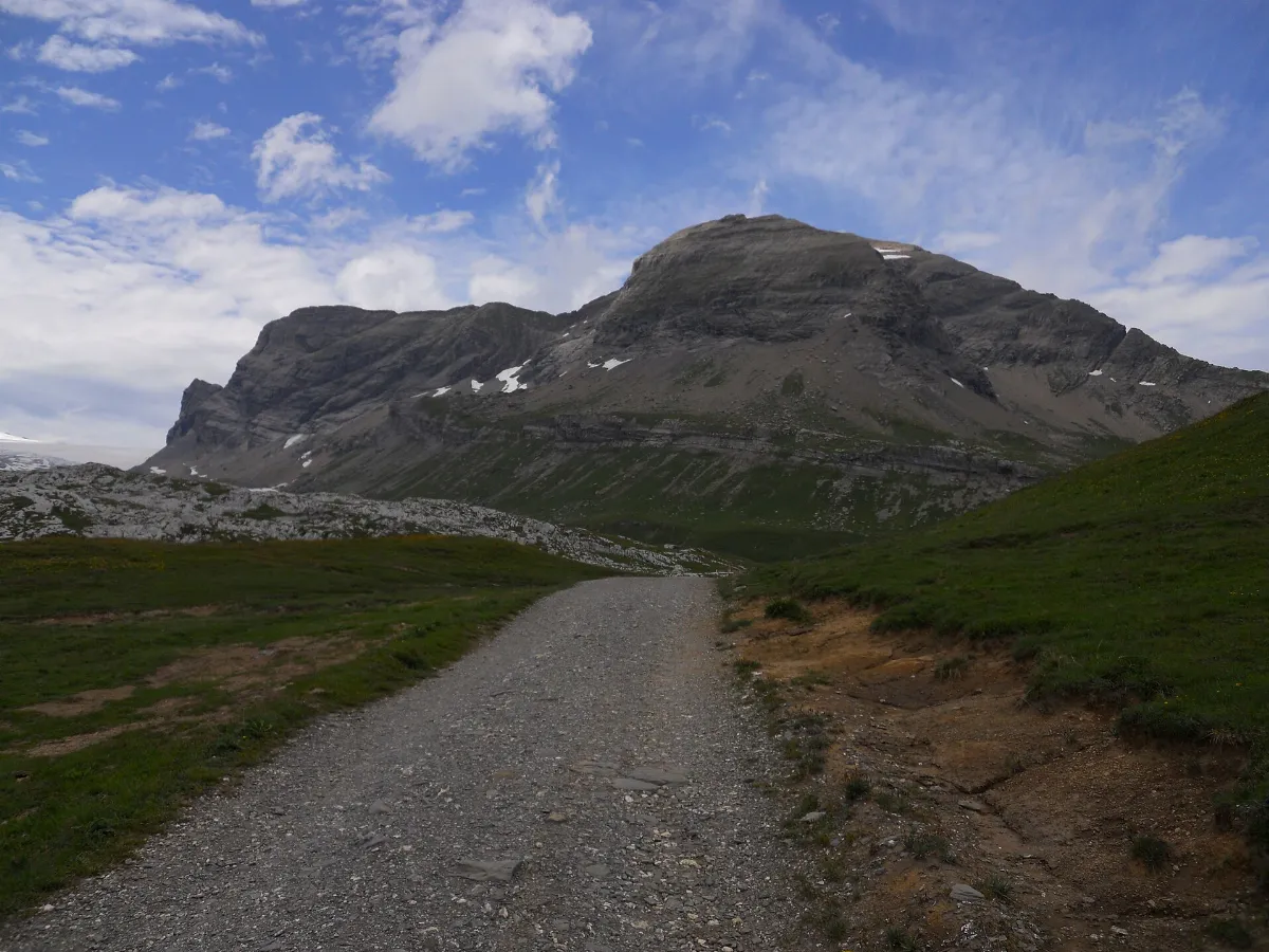 Sanetsch pass area's sight toward "Sanetschhorn" - panoramio